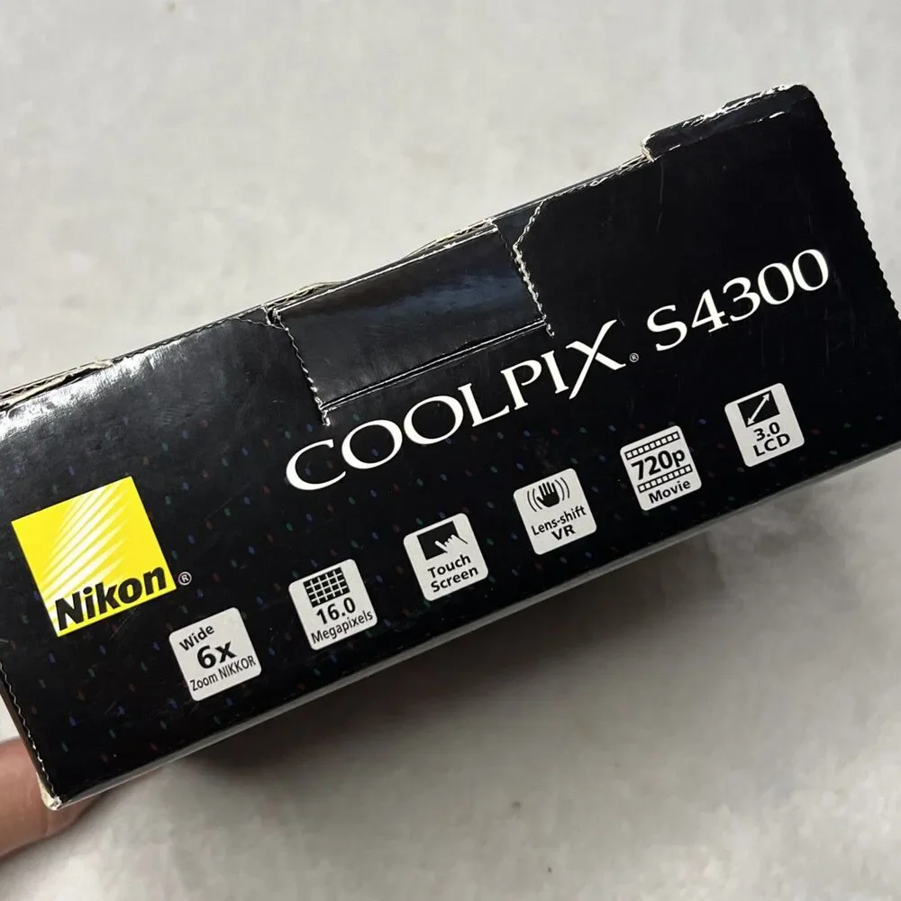 Nikon Coolpix S4300 16.0MP Compact Digital Camera Silver w/6x Zoom Case With Box